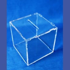 URNA VOTACION para sobremesa con todas las caras pegadas<br>Medidas: 150 x 150 x 150 mm<br>